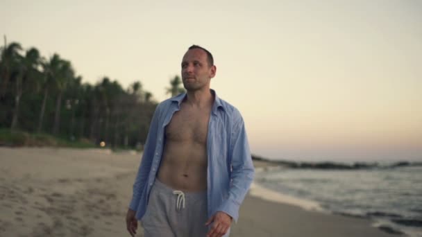 Hombre feliz caminando en la playa — Vídeo de stock