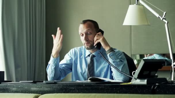 Empresária com documentos e tablet computador falando por telefone — Vídeo de Stock