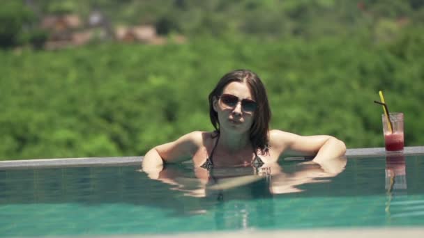 Mulher bonita relaxante na piscina — Vídeo de Stock