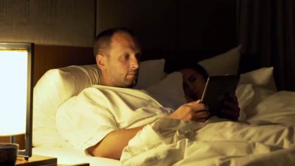 Paar in der Nacht im Bett — Stockvideo