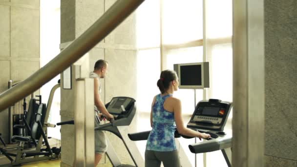 Koş, insanlar yürüyüş spor salonunda treadmill — Stok video