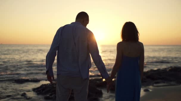 Coppia ammirare vista sulla spiaggia e tenersi per mano — Video Stock