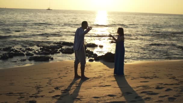 Νεαρό ζευγάρι, καταπολέμηση της, υποστηρίζοντας στην παραλία — Αρχείο Βίντεο