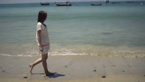 Bonita, jovem mulher andando na praia — Vídeo de Stock