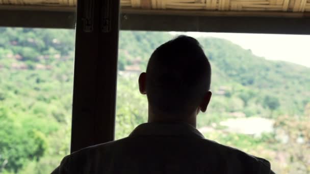 Homem admirar vista forma janela e alongamento braços — Vídeo de Stock