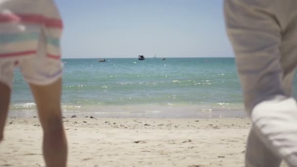年轻夫妇跑进海 — 图库视频影像