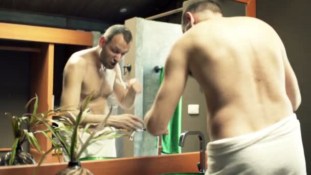 Uomo lavarsi i denti in bagno — Video Stock