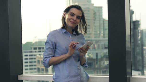 Jeune femme d'affaires avec smartphone — Video