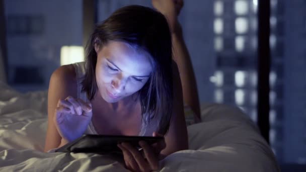 Donna che utilizza tablet sul letto — Video Stock