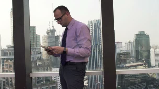 Businessman reading newspaper on terrace — Stock Video