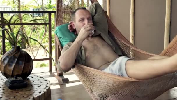 Homem bebendo e levantando brinde na rede — Vídeo de Stock