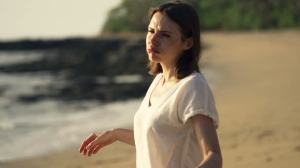 Droevig, ongelukkig vrouw stond op het strand — Stockvideo