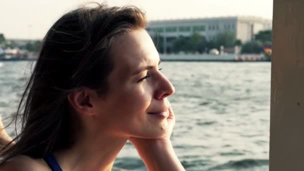 Woman riding boat through the river in Bangkok — Stock Video