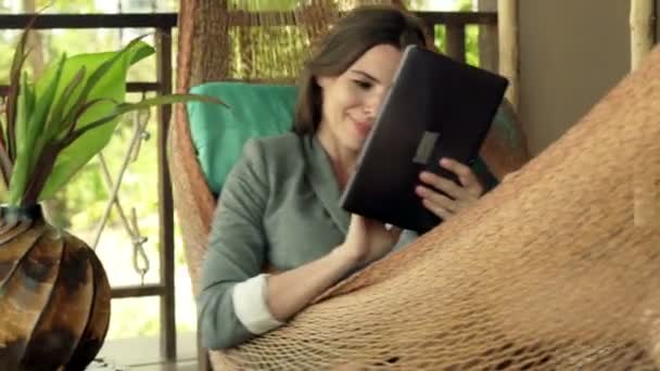 Affärskvinna arbetar med tablet PC på hängmatta — Stockvideo