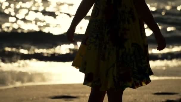 Mujer estirando los brazos y disfrutando de la vista en la playa — Vídeos de Stock