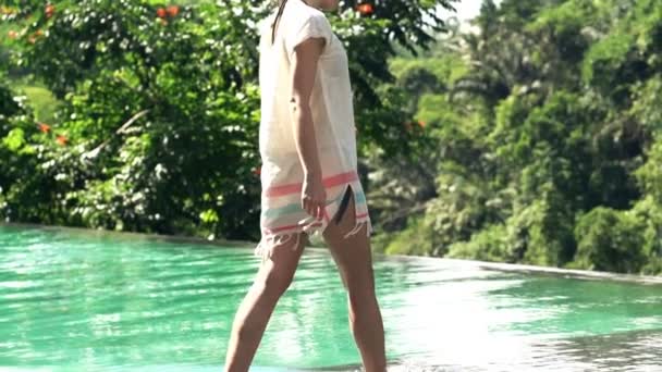 Женщина ноги ходить по краю бассейна — стоковое видео