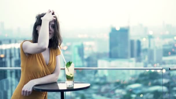 Žena pít koktejl stojící na terase v kavárně — Stock video