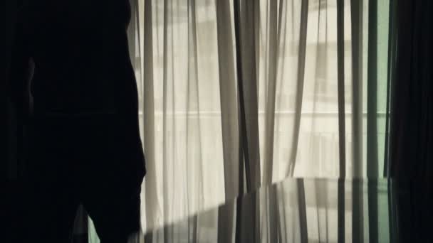 Silhouette eines Mannes, der zu Hause auf der Terrasse spaziert — Stockvideo
