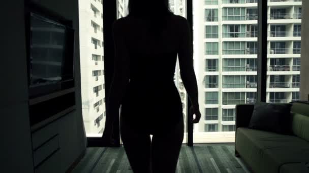 Vrouw lopen en armen door raam — Stockvideo