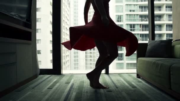 Женщина танцует и разворачивается у окна — стоковое видео