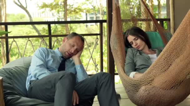 Уставшая деловая пара отдыхает и спит — стоковое видео