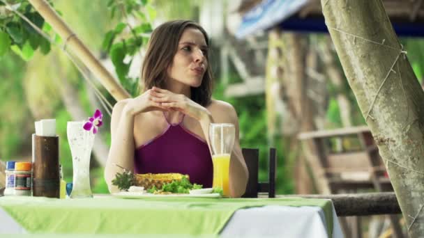 Woman looking around and waiting in cafe — Stock Video