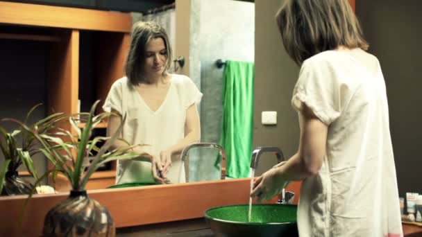 Junge Frau wäscht sich im Badezimmer die Hände — Stockvideo