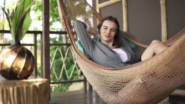 Happy affärskvinna avkopplande på hammock på terrassen — Stockvideo