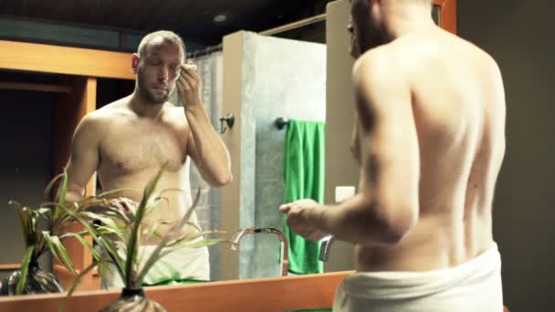 应用抗皱汗在脸上的男人 — 图库视频影像