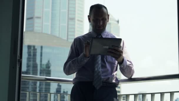 Homme d'affaires avec tablette informatique sur terrasse — Video