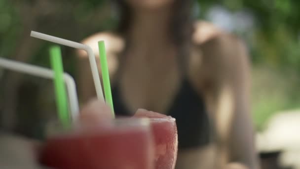 Pareja levantando tostadas en la playa — Vídeo de stock