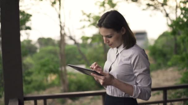 Επιχειρηματίας χρησιμοποιώντας υπολογιστή tablet στη βεράντα — Αρχείο Βίντεο