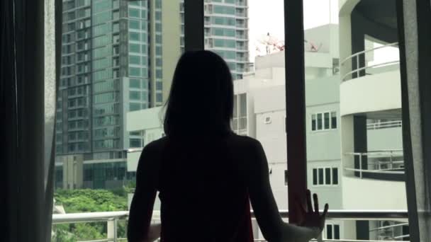 Femme marchant sur la terrasse et s'étirant — Video