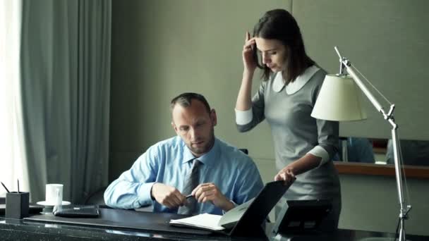 Businesswoman bringing documents and businessman signing — Stock Video