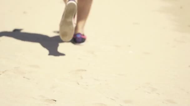 Сексуальная женщина бегает по красивому пляжу — стоковое видео
