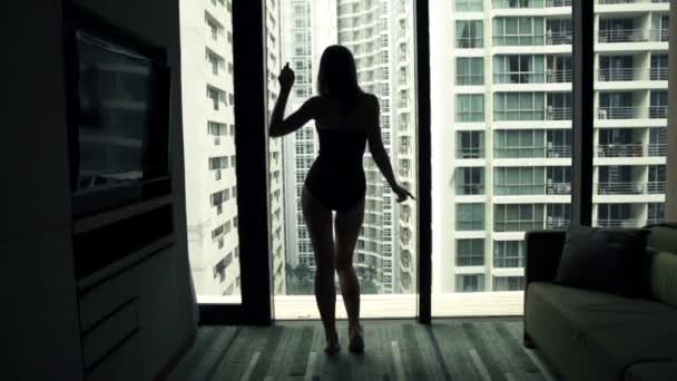 自宅のウィンドウで踊るセクシーな女性 — ストック動画