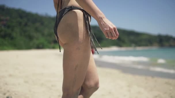 Mujer sexy caminando en la playa — Vídeo de stock