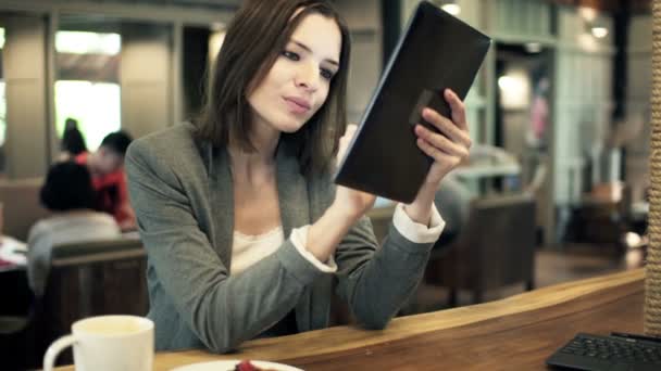 Donna d'affari con tablet computer mangiare croissant — Video Stock