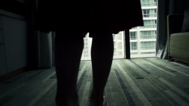Žena, chůzi a natahovat ruce oknem — Stock video