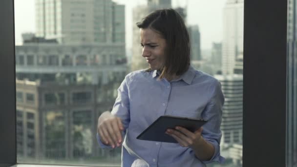 Geschokt zakenvrouw met tablet pc op terras — Stockvideo