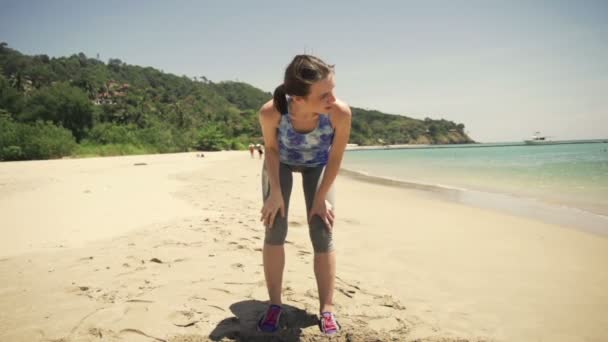 Mulher descansando depois de correr na praia — Vídeo de Stock