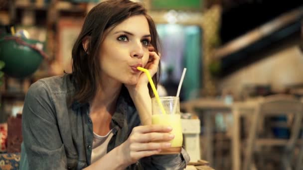 沉思的女人喝鸡尾酒在咖啡馆 — 图库视频影像