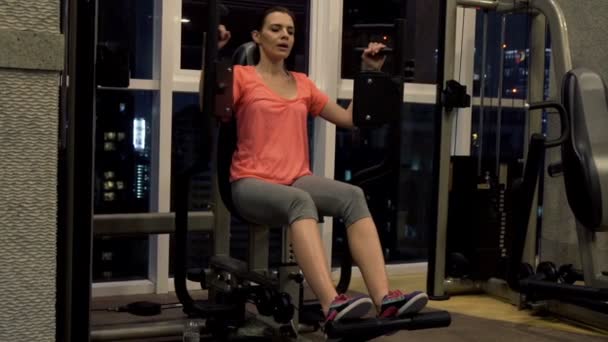 Женщина упражняется и делает перерыв — стоковое видео