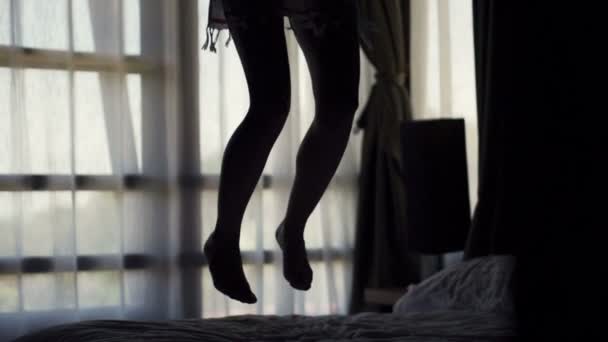 Mujer feliz saltando en la cama — Vídeos de Stock
