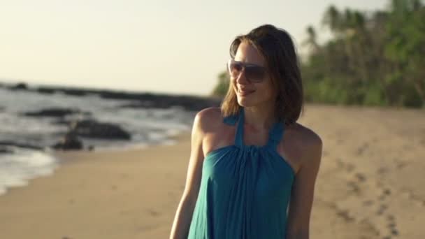 Jovem, mulher feliz andando na praia — Vídeo de Stock