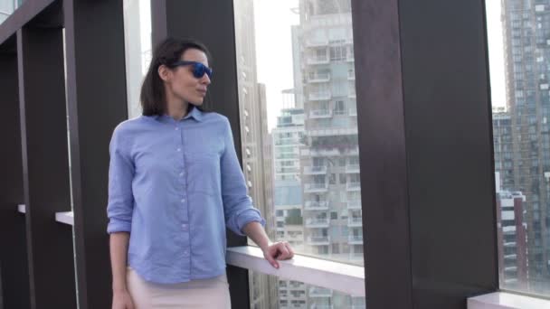 Podnikatelka, při pohledu na panorama na terase — Stock video