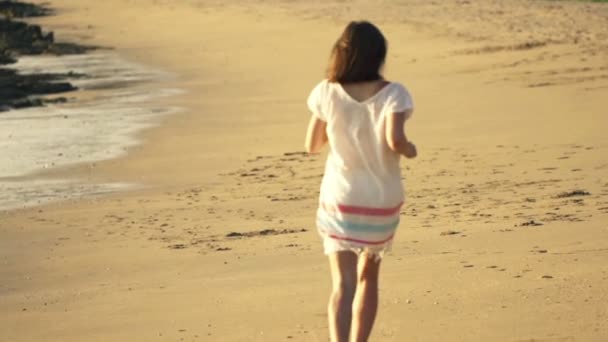 Ung, vacker kvinna kör på stranden — Stockvideo