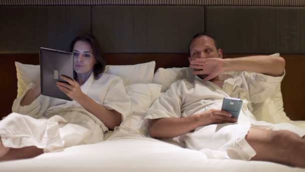 Jong koppel in bed bij nacht — Stockvideo