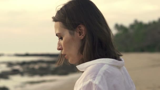 Mujer triste e infeliz caminando por la playa — Vídeo de stock