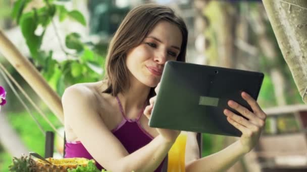 Mujer con la computadora de la tableta beber cóctel en la cafetería — Vídeo de stock